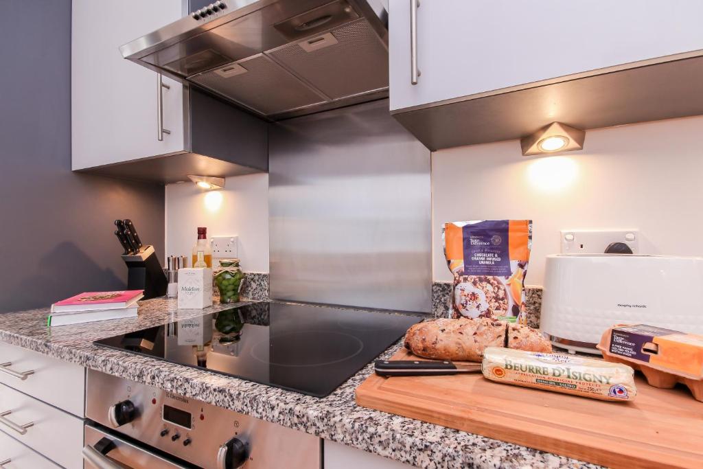 Oxfordshire Living - Oxford Castle - Luxury Apartment room 2