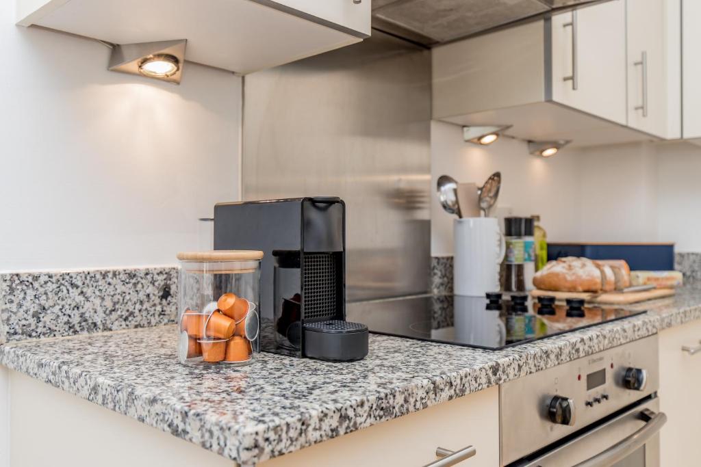 Oxfordshire Living - Oxford Castle - Luxury Apartment room 3