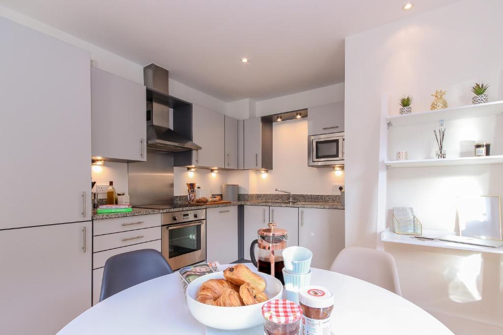 Oxfordshire Living - Oxford Castle - Luxury Apartment room 4