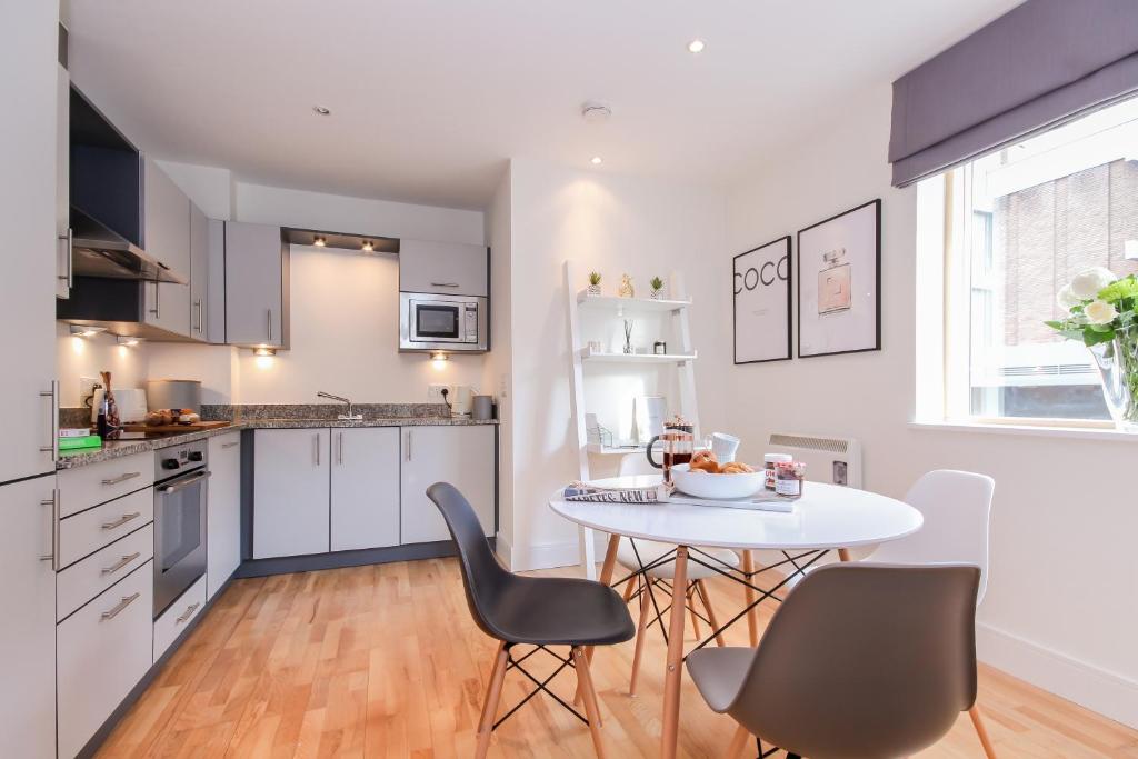 Oxfordshire Living - Oxford Castle - Luxury Apartment room 6